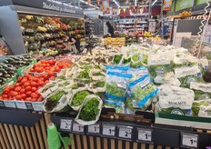 Lots of heads of lettuce with or without their root ball.