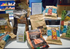 Windows in paper bags, not made from plastic, but also transparent paper? This is what Argos has developed, based on cellulose (wood fibers). That makes this mono-material packaging 100% recyclable. 