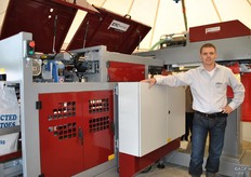 Pieter Kaat of ERC Machinery. Among other things, they had this baxmatic with sewing line, for filling, sewing and labelling.