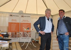 Sjaak Dudink of Naus Kisten at the stand with Mr van der Hulst.