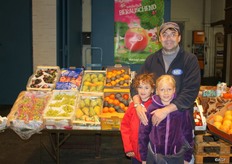 Joachim Luckert of Hermann Luckert GmbH & Co. KG and his children, who are still on holiday. The company sells seasonal fruits and vegetables and is specialised in top fruit. Herman Luckert also offer imported products from overseas. The import is done through an agent. (www.luckfruit.de)