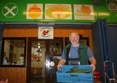 Uwe Heiden of Groothandel Grove in the photo. Helle Niedersachsen is also represented here. Helle Niedersachsen is the sales organisation for the potatoes and onions from the Lüneburger Heide, the main cultivation area for potatoes in German. Uwe says that the potato area in Germany is very large and that this means that there are too many potatoes and low prices. Besides potatoes and onions he also sells other products such as Dutch tomatoes and cucumbers. (www.helleniedersaschen.de)