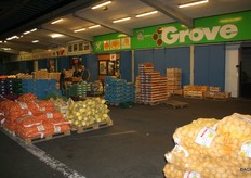 Helle Niedersachsen is the sales organisation for the potatoes and onions from the Lüneburger Heide, the main cultivation area for potatoes in German. Uwe says that the potato area in Germany is very large and that this means that there are too many potatoes and low prices. Besides potatoes and onions he also sells other products such as Dutch tomatoes and cucumbers. (www.helle-niedersaschen.de)