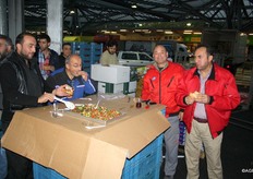 Mehmet Kahraman calls his workers together after a few hours' work to have breakfast. Chopped vegetables on a sandwich: they enjoyed it. Mehmet was very welcoming, we were also offered a sandwich.