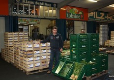 Thomas Reinsch is the owner of Klaus Schilling. He is pictured here next to the top fruit and the winter vegetables. According to Thomas their assortment is mainly broad. One of the brands he carries is Tobsine, citrus.