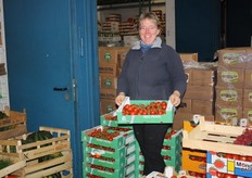 Thomas Reinsch is the owner of Klaus Schilling. He is pictured here next to the top fruit and the winter vegetables. According to Thomas their assortment is mainly deep. One of the brands he carries is Tobsine, citrus.