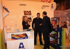 Aurélie Darré (left) and Emmanuel Delbouis (middle)from Albafruit in the middle of a conversation.