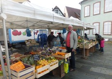 Of course Jan Prinsen is pictured as well. On the left, Jonagold for 99 cents a kilo.