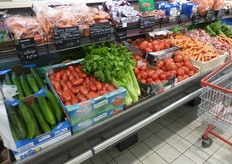 Because suppliers' boxes are used for display purposes, consumers can also see where the product originates.