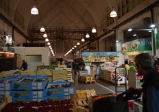 In total there are around 120 traders and importers present in this wholesale market. These traders don't always have a table in the hall, sometimes they just have an office in the large building next to the market.