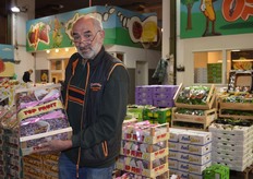 Ostermeier GmbH offers vegetables and fruit and also exotics. On the picture Zlatko presenting the Italian grapes with the taste of strawberries. Zlatko has been working for Ostermeiers since 25 years.