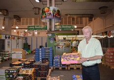 In Hall 2 is the firm Ludwig Blendinger GmbH&Co established. CEO Gerhard Dressel is proud of his products. He offers conventional and organic products. In his hands a special exotic: Pepino.