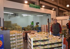 During summertime, the wholesaler trades a lot of berries and melons. In winter he offers a lot of product from oversaes.