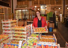 Gabriella Rapalli from the company Cavalleri. On the pictures she presents the special pears from the brand Sandri.