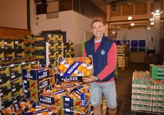 Walter Schmidt shows the citrus of the brand 'Der Flieger'. They deliver yearround citrus under this brand.