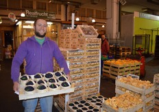 Jacob Pernter from Real Fruit OHN presents the wild blueberries in a special packaging.