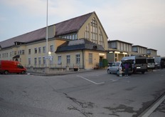 Friday of last week (8/21) we visited the wholesale market in Munich. Despite the fact that it was still the holidays in Bavaria, it was fairly busy in the market. The supply of summer fruit was pretty large, but traders were right in the middle of the transition period from summer to fall.