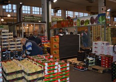 Roberto Argentieri also imports product from Italy and overseas countries. In winter he offers a lot of fresh herbs.