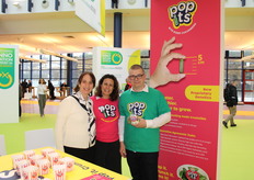 Liora Lifshits, Myriam Bin-Nun and Stephan Vonk of Harmoniz and Mastronardi Produce. Together, they have launched a new category of cucumbers. This cucumber is between 4 and 5 cm and eaten in 1 bite.