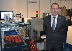 Wouter Cougé of Bizerba with the fully automatic sticker machine.