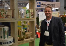 Benny de Leeuw of Vogelaar Vredehof is being informed of the latest trends in packaging.