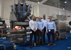 Sismatic had its own booth. Besides, nine companies worked together to build a working line. This line consisted of a debuncher, supply belt, multihead weigher, topsealer, labeller, scanner, tagger, check weigher and rotation table. Gerrit Tijhof explains that you can show customers a complete solution in this manner, for cooperation is more and more a keyword. It builds confidence with the buyer. Marc Puddel of ProSeal, Philip Dahl of Bilwinco, Gerrit Tijhof and Jorie Aerts of Sismatec.