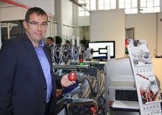 Rob Dieu of Bizerba shows a labeled apple. The company presented a new machine that does not label products individually but labels an entire tray in one instant. Bizerba is currently exploring the market with its new machine.