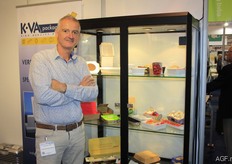 Frank van Acker of K-VA Packaging. Top right in the display case the new packing with upturned border, which we will be hearing more of soon.
