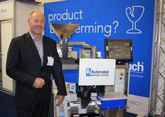 Vincent Meuser of Automated Packaging Systems designs flexible bag packaging systems. Besides industry, food is also a target audience. Pictured is Vincent Meuser standing next to a machine much used for seeds. It counts the exact number of seeds and packages these.
