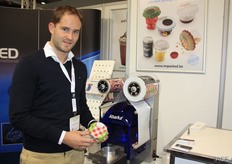 Rob van Cuijk shows the new and patented packaging of company Abarka. They have already entered into several collaborations with this new packaging, such as with distributor ImPacked in Belgium. They are also looking for distributors in the Netherlands.