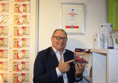 Michel van de Vyver of Bastin Pack shows the new packaging they recently developed for Cooperative Hoogstraten. The company recently won two awards. In the Benelux they were named best in flexoprint on film, amongst other things.