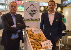 Stefaan Delmeire of Binst and Francis Binst are glad to pose with their new potato strains for the Mediterranean market. Soraya and Allora are strains that do well in dryer circumstances such as in the Mediterranean climate. Allora is an early strain with high yields and a homogeneous shape.