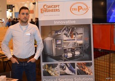 Thomas Oranje of Concept Engineers with a banner of the optical sorting machine Tri Plus. This system uses the free fall method. Because of this, the product to be sorted can be checked all over, and, if necessary, it can be rejected