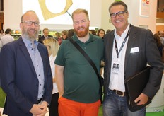 Kees Havenaar of Frutas Luna, right, in conversation with Icelandic customers.