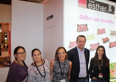 Arnold Heemskerk with the ladies of Frutas Esther.