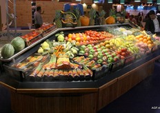 Shelf presentation with chilling mist.