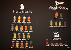 Kakifruits are supplied with a napkin, kiwifruits with a spoon. Vegetable and fruit snacks.