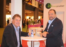 Pieter Blaauboer of De Groot en Slot in conversation with an onion relation.