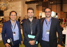Jurgen Muller and Andrez Ribas of Vientosur, and in the middle Cornelius de Villeiers of FruitOne in South Africa.