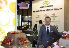 Jan Engelen of Veiling Hoogstraten amongst the various tomatoes and bell peppers.