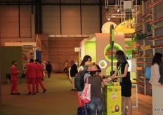 Tasting the Zespri kiwifruit.