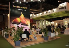 Big advertisement for QTee, the rosy pear.