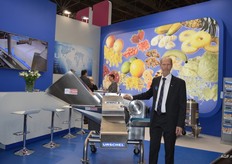 Jan van de Horst from Urschel started as branch manager for this company in 1986. He started with a small office in Doorn, but the cutting specialist, which employs 11 people, is now located in a modern new building in Wijk bij Duurstede. This edition of Interpack is the final one Jan van de Horst will participate in on behalf of Urschel, because he is soon retiring. Luc van de Buynder is the new sales manager. Jan poses next to cutting machine ‘Sprint 2.’ This machine has a practical in and output height. The benefit of this is that the sliced product can be better received in higher boxes or carts. Previously, that height was 40 cm, and a large catching box could barely fit underneath.