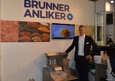 Raijko Bundalo from Brunner Anliker with the Multicut cutting machine. This cutting machine has a capacity of 650 kilograms/hour, and can cut into various sizes. The Multicut is much used in large kitchens and catering.