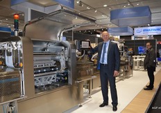 Hans Schalkwijk from Multivac with the G700 top-seal machine. Ready-made meals, soft fruit, tomatoes and sliced vegetables are packed with a top-seal by this machine. Multivac shows a complete line; from de-buncher to labeller.