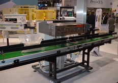 Fischbein, known for pocket sewing machines showed the bag sealing machine with vacuum or gassing option as a novelty. The bag with contents are put in and then aired or de-aired, after which the bag can be sealed shut. This could be applied for peeled or processed potatoes in the fresh produce sector.