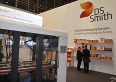 DS Smith: why should packaging be the fifth P in your marketing mix? DS has an opinion about that: Product, price, place and promotion. Everything is thought of. Yet another P is crucial for success on the shop floor: the P for Packaging. The majority of all purchasing decisions occur because of that. A noticeable and recognisable packaging can make the difference between buying and not buying. The power of packaging: Higher visibility, more recognisable, optimal brand experience, quicker conversion, more sales.