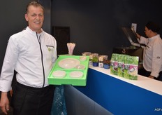 Henk Bronswijk from kookland.nl and dineren.nl and his colleagues took care of the catering in the Omori stand. This company is an online service provider for ready-made meals. The bags are pictured on the right. Each product is packaged separately in a single packaging and can be heated in a bain-marie. The bags can be kept for one week in refrigerators, and one to two days outside of fridges. Various variations are possible. If you order them before 5 o’clock in the afternoon, they’ll be delivered the next day. The bags are posted in letterboxes, and can be made into delicious meals within ten minutes. The products are organic and of good quality. For example, meat from the blonde Aquitaine is used.