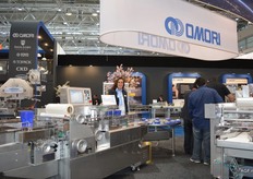 Omori Europe’s impressively large stand of 1,000 m2, which is shared with partners. Maureen Geraths can be proud of the result. Omori is supplier of horizontal flow-packers and stretch wrappers and is much used within the fresh produce sector. They are specialised in packing mushrooms.