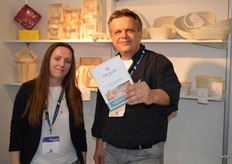 Wooden punnets and boxes in all shapes and sizes are supplied by Denlop from Rijnburg. Grzegorz Winiarcyk and Anna Dzikowska in front of an assortment of 100% recyclable wooden packaging. According to Grzegorz these look good and give an exclusive appearance. It can give an added value to products such as organic carrots and other organic products.